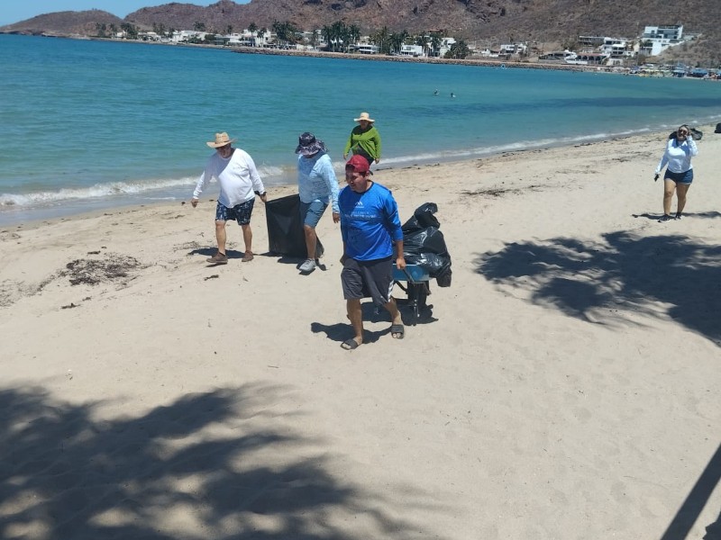 Ciudadanos participan en jornada de limpieza en playa Miramar