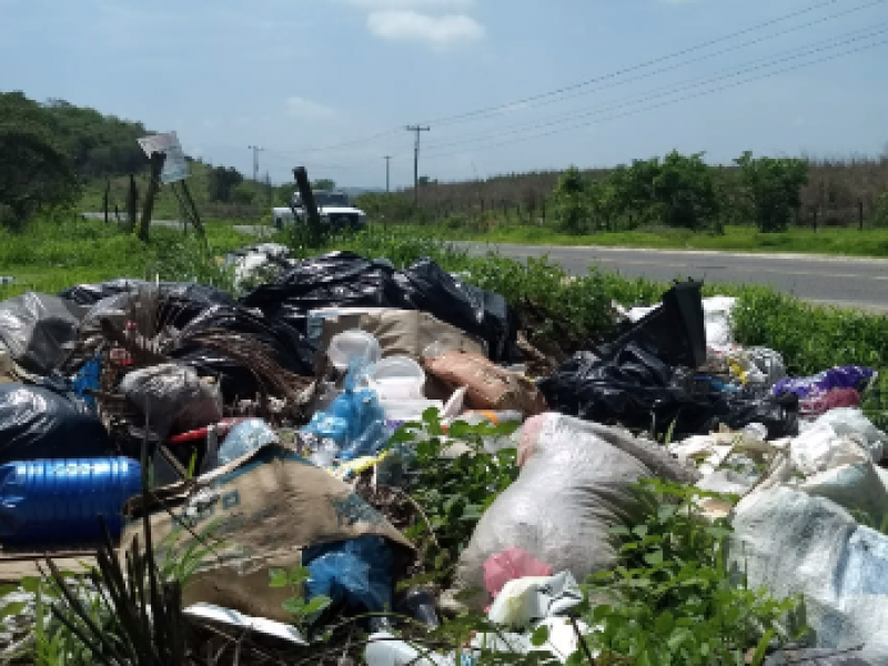 Ciudadanos persisten en arrojar desechos en carretera Acapulco-Zihuatanejo