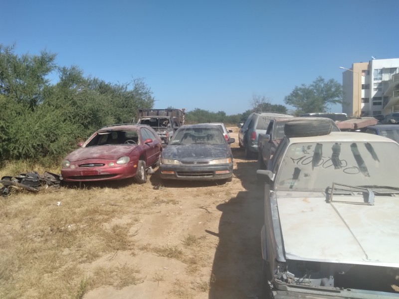 Ciudadanos piden a autoridades el retiro de autos chatarra