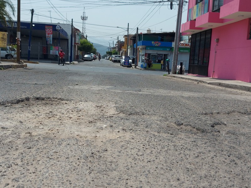 Ciudadanos piden solucionar bache en calle Churubusco