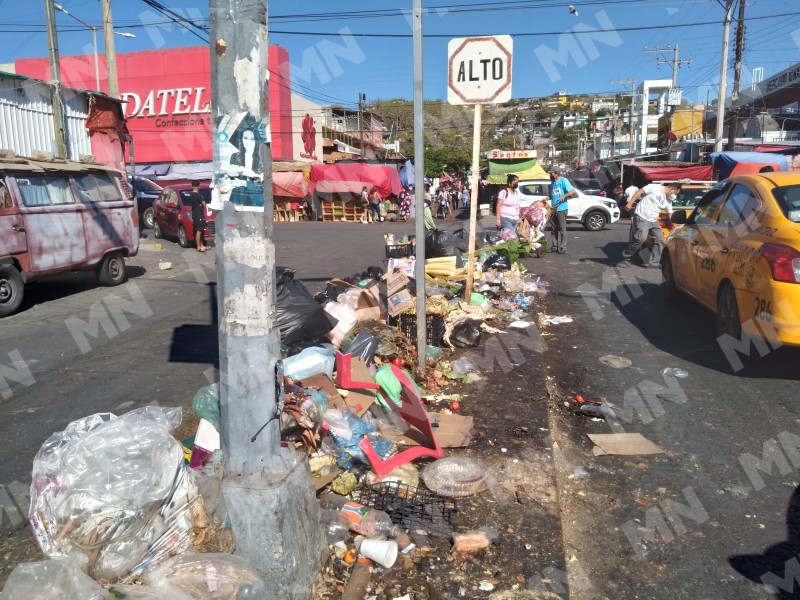 Ciudadanos porteños reprueban acumulación de basura en la zona centro