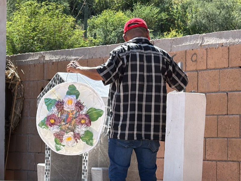 Ciudadanos preparan tumbas para el Día de Muertos en Empalme Ciudadanos preparan tumbas para el Día de Muertos en Empalme