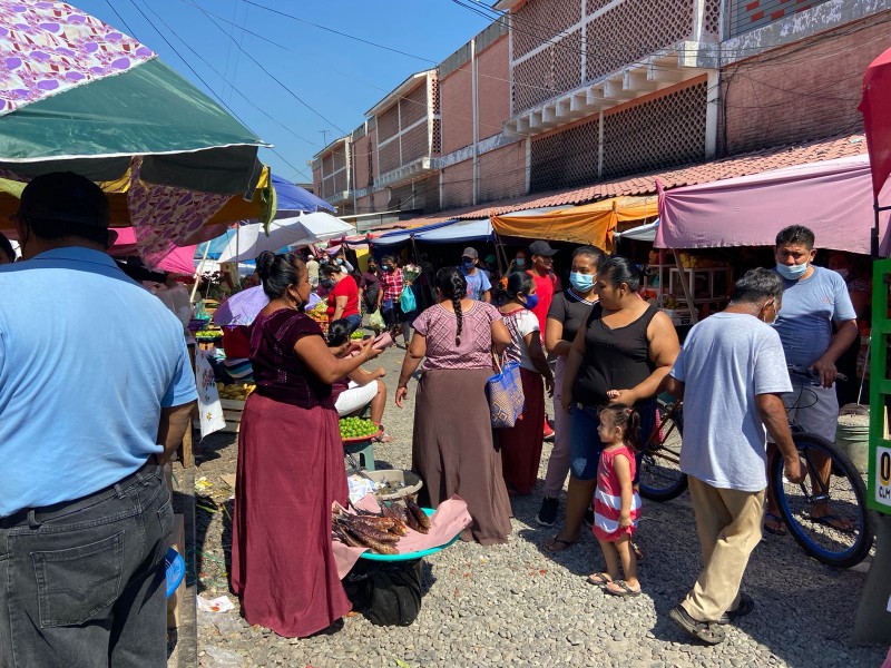 Ciudadanos realizan compras de última hora en mercados locales