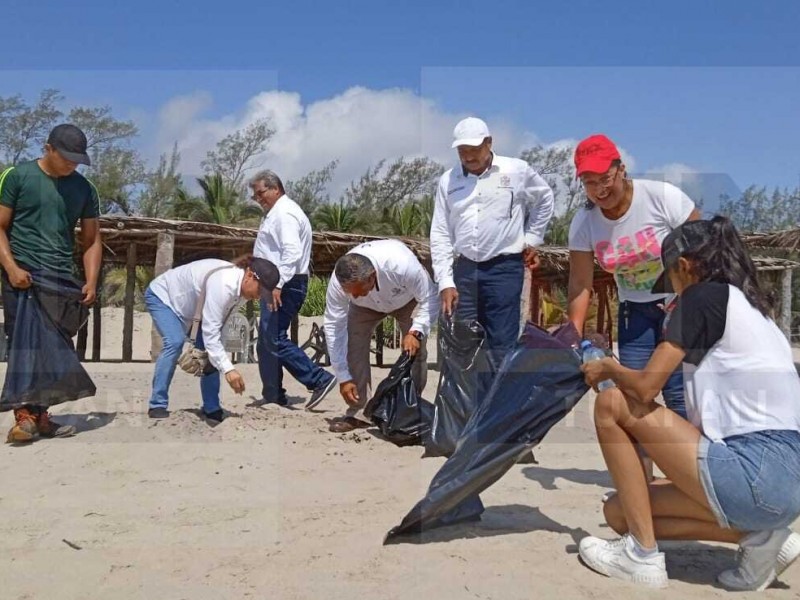 Ciudadanos realizan limpieza de Playa Mis Amores
