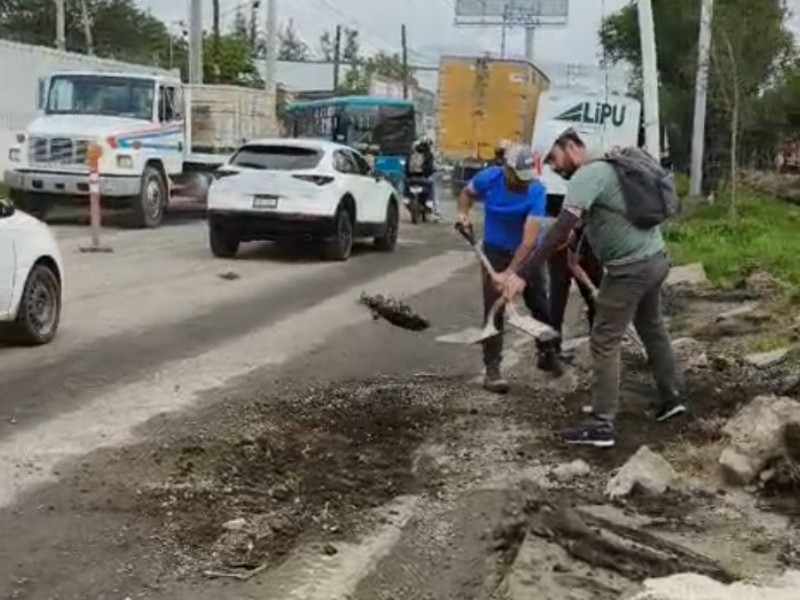 Ciudadanos realizaron bacheo sobre la Av. Adolf Horn