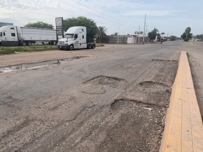 Ciudadanos reclaman al Ayuntamiento atender baches peligrosos en Guasave