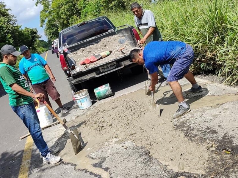 Ciudadanos rehabilitan carretera Tamiahua-Naranjos