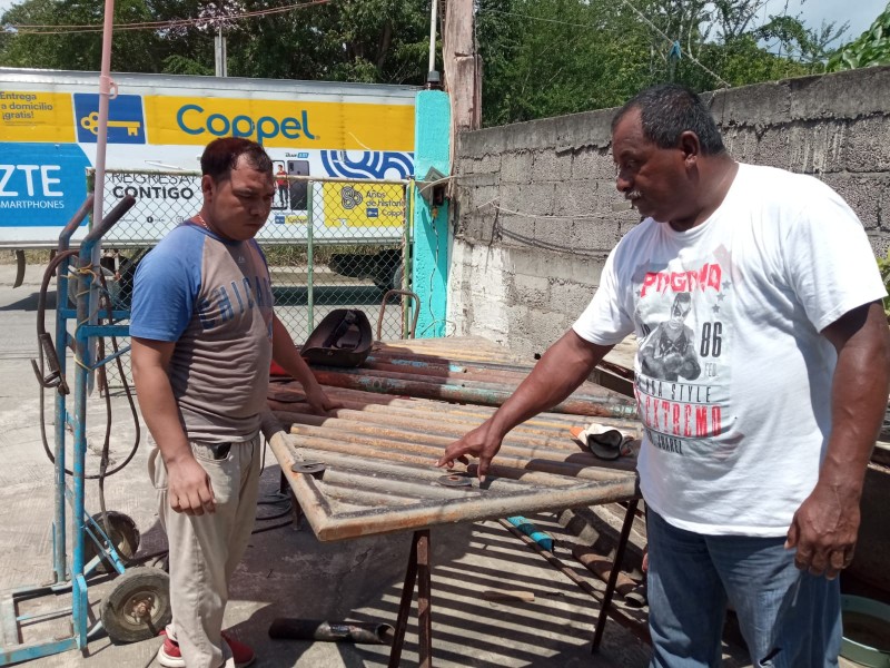 Ciudadanos rehabilitan rejas del dren pluvial en Tuxpan