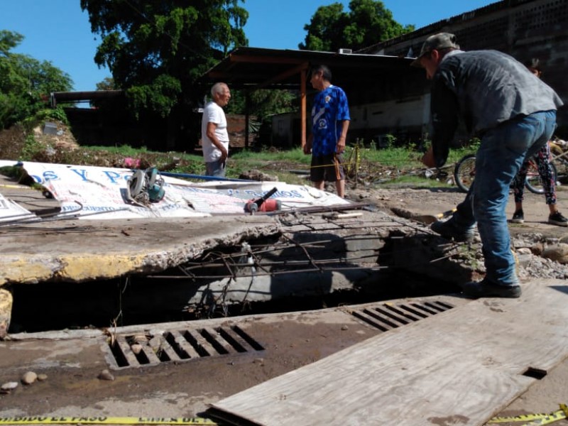 Ciudadanos reparan alcantarilla donde joven fue arrastrada