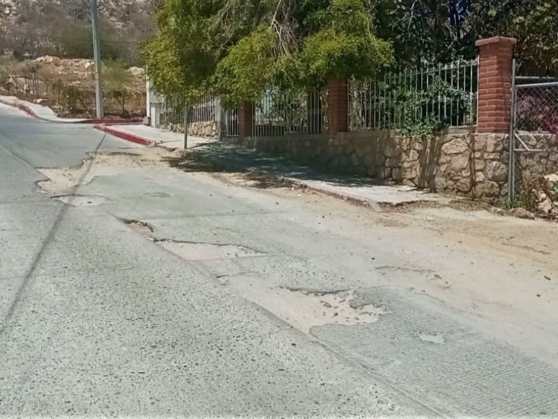 Ciudadanos reportan baches en calle Venustiano Carranza en CSL