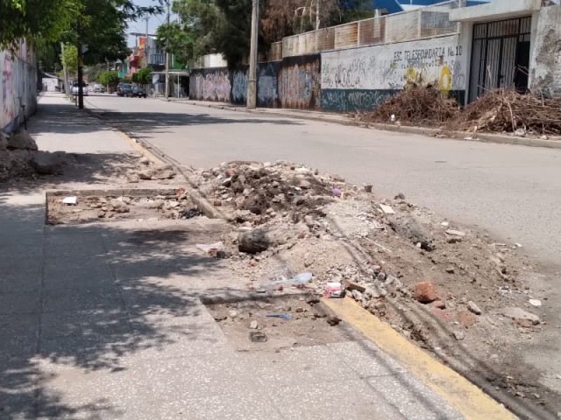 Ciudadanos reportan desperfecto en banqueta