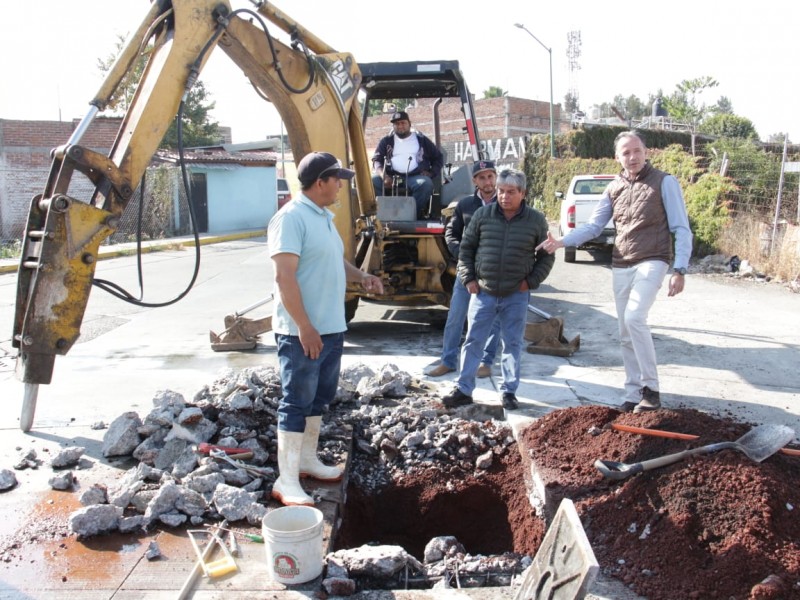 Ciudadanos reportan fugas de agua en Zamora