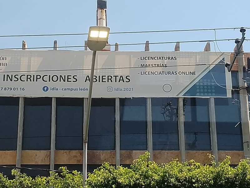 Ciudadanos reportan luminaria prendida durante el día