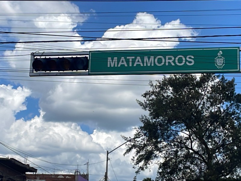 Ciudadanos reportan semáforos sin funcionar en la calle Matamoros