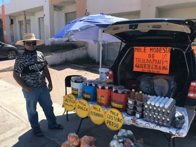 Ciudadanos salen a la calle a vender sus productos