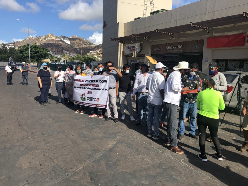 Ciudadanos se manifiestan durante visita del Presidente