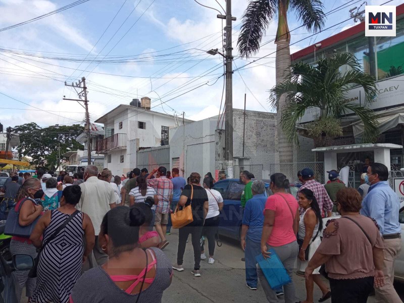 Ciudadanos se manifiestan en la CAEV Tuxpan