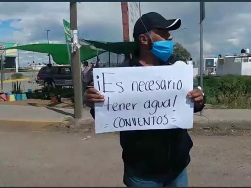 Ciudadanos se manifiestan en vialidad por falta de agua potable