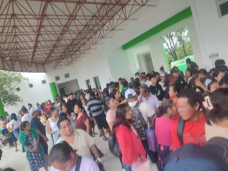 Ciudadanos se quejan de atención deficiente del personal del INE en Huatulco