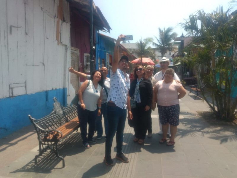 Ciudadanos se toman  fotos y vídeo en la Huaca.