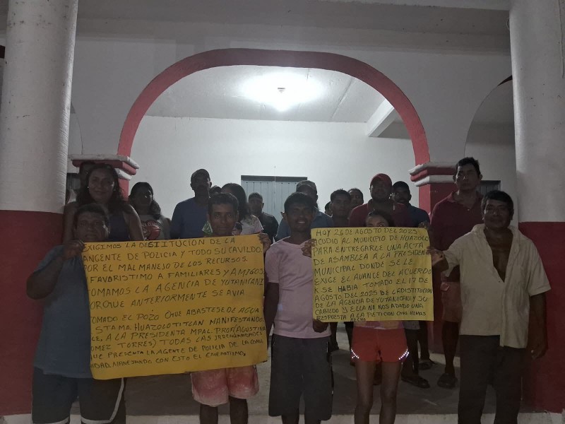 Ciudadanos toman agencia municipal, exigen destitución de autoridad en costa de Oaxaca