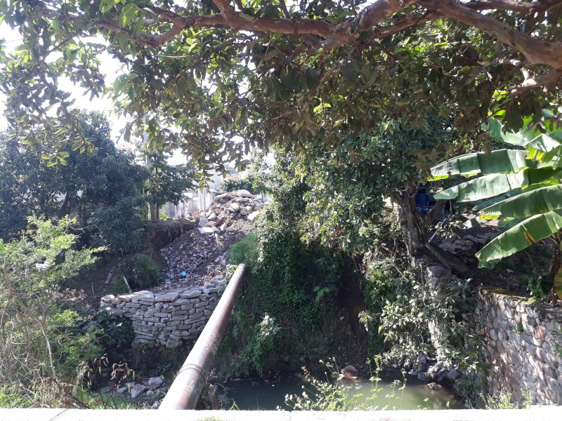 Ciudadanos toman iniciativa en construcción de puente peatonal