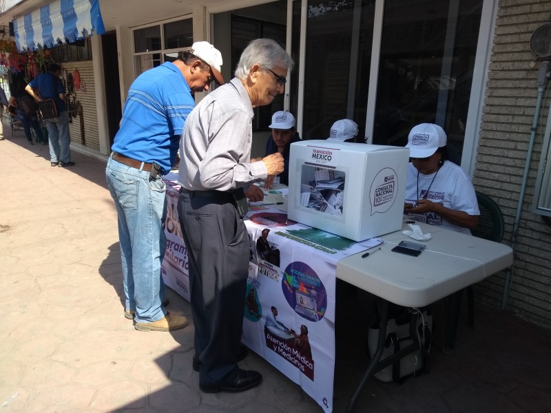 Ciudadanos tuxpeños participan en la consulta nacional