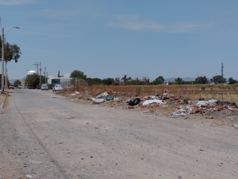 Ciudadanos utilizan camino de terracería para depositar escombro clandestinamente