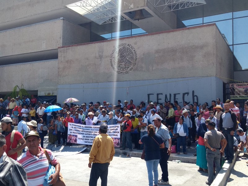 Ciudadanos y estudiantes exigen diálogo con el gobernador