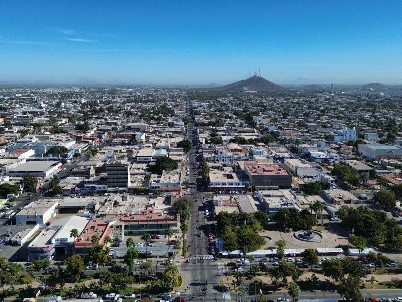 Ciudadanos y trabajadores sufren calor sofocante en Los Mochis