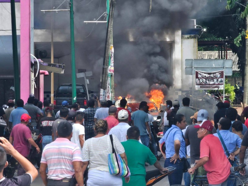 Civiles queman vehículos y retienen a oficiales en Tezonapa
