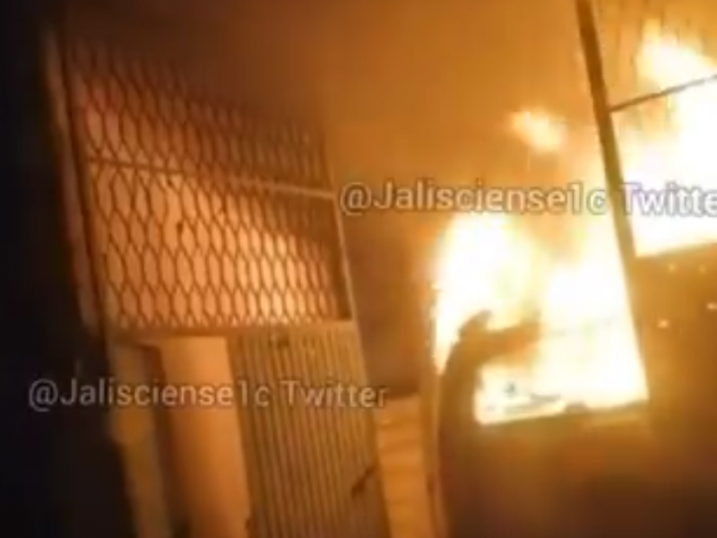 CJNG incendia casa de El Chirrio Revueltas en Aguililla