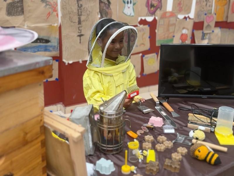 Clase de apicultura interés de los niños en Nogales