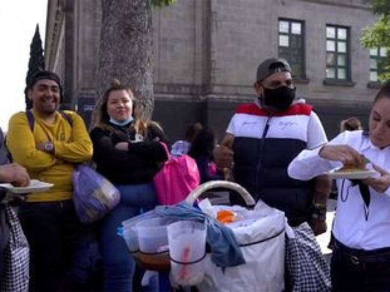 Claudia Sheinbaum come tacos de canasta en el Zócalo capitalino