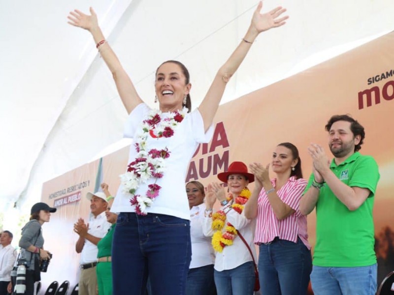 Claudia Sheinbaum en la costa Oaxaqueña, promete construcción de caminos