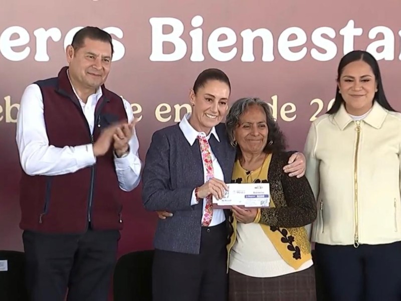 Claudia Sheinbaum entrega tarjetas de Pensión Mujeres Bienestar
