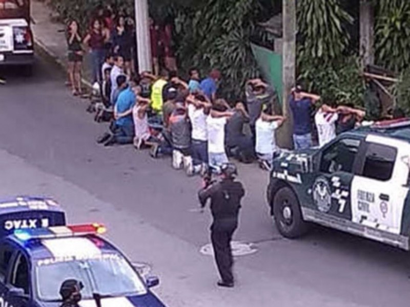 Clausuran cantina clandestina y arrestan a 46 personas.