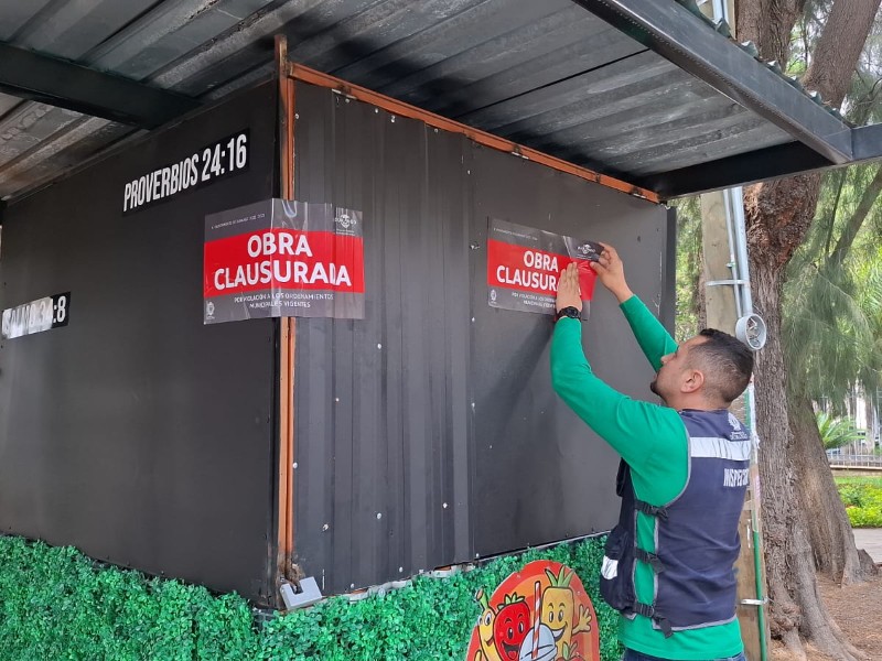 Clausuran dos puestos en Plaza Universitaria por carecer de permisos