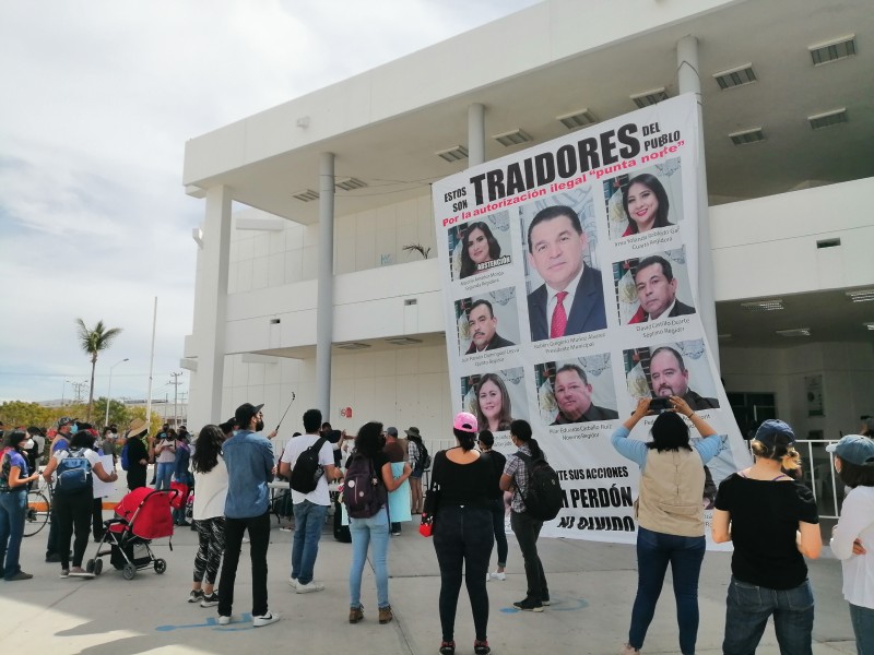 “Clausuran” el Ayuntamiento por aprobación de Misión Punta Norte