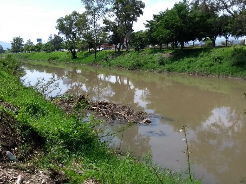 Clausuran empresas por contaminar el río Mololoa