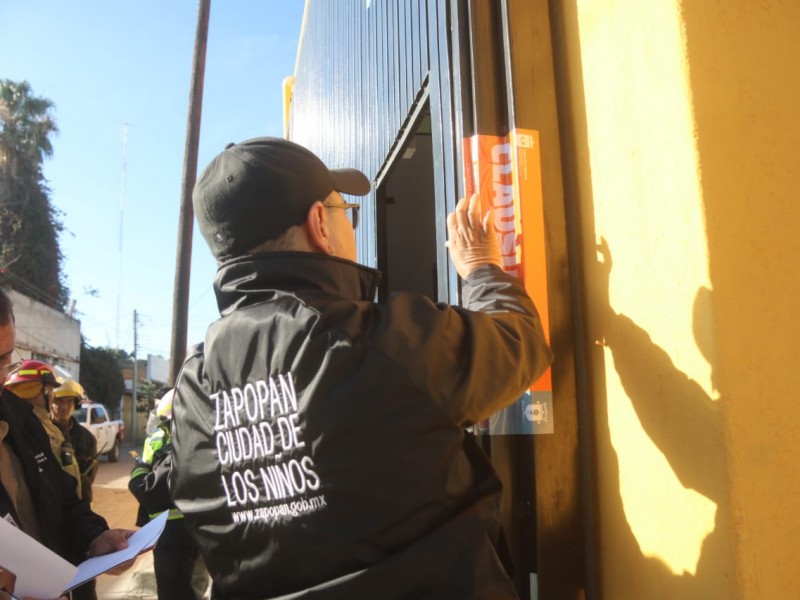 Clausuran fábrica por emanación de vapores