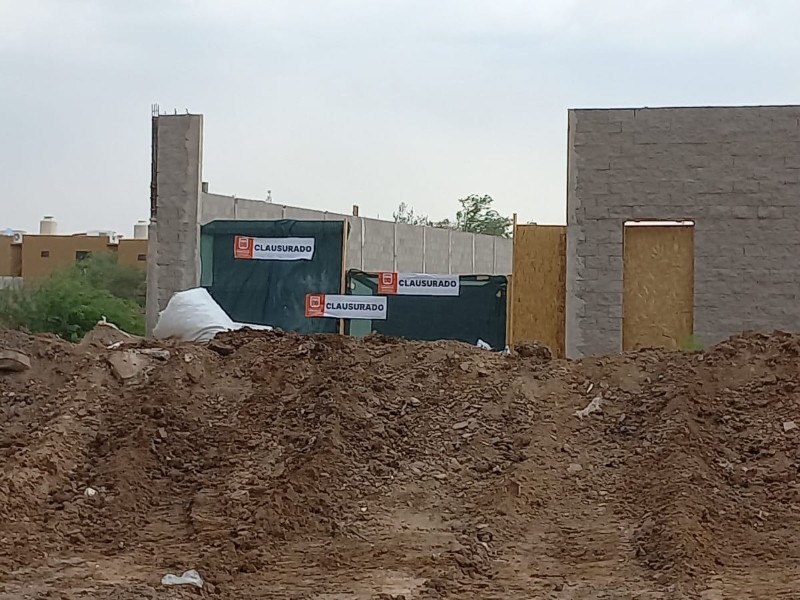 Clausuran obra y derrumban barda para evitar otra inundanción en San Lorenzo