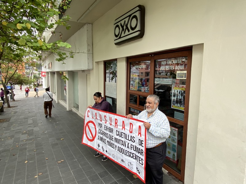 Clausuran Oxxo de forma simbólica por evadir ‘Ley Antitabaco’