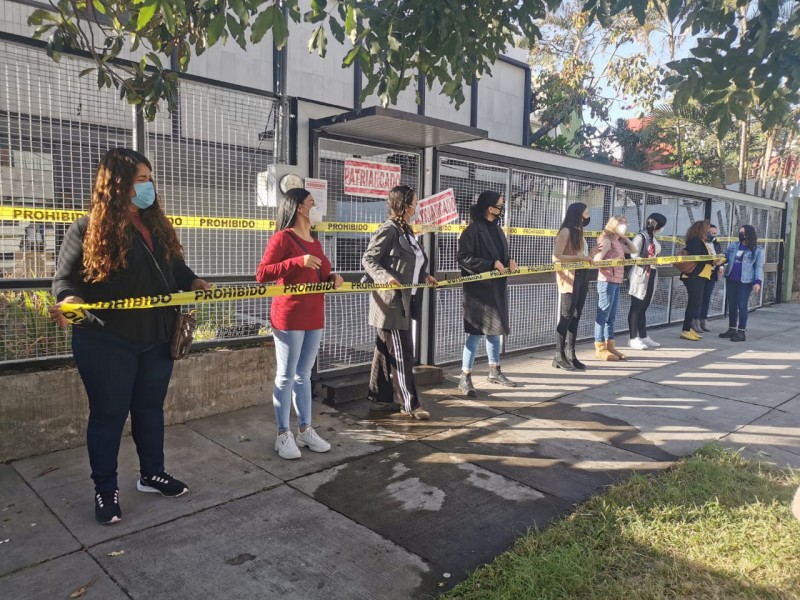 Clausuran simbólicamente Instituto Electoral en protesta por lineamientos de paridad