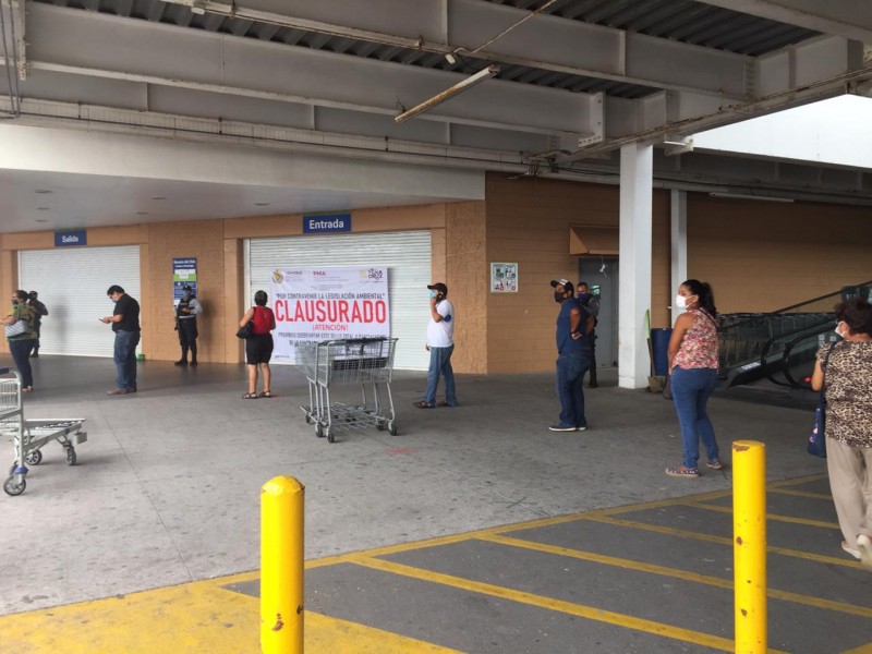 Clausuran tienda comercial aparentemente por mal manejo de residuos