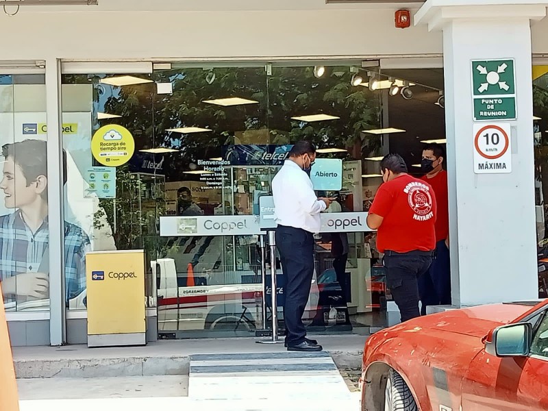 Clausuran tiendas departamentales en Acaponeta