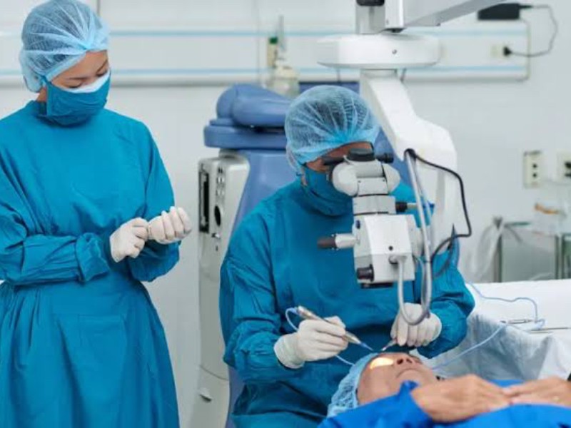 Clínica de ojos recibe predio para atender a más personas