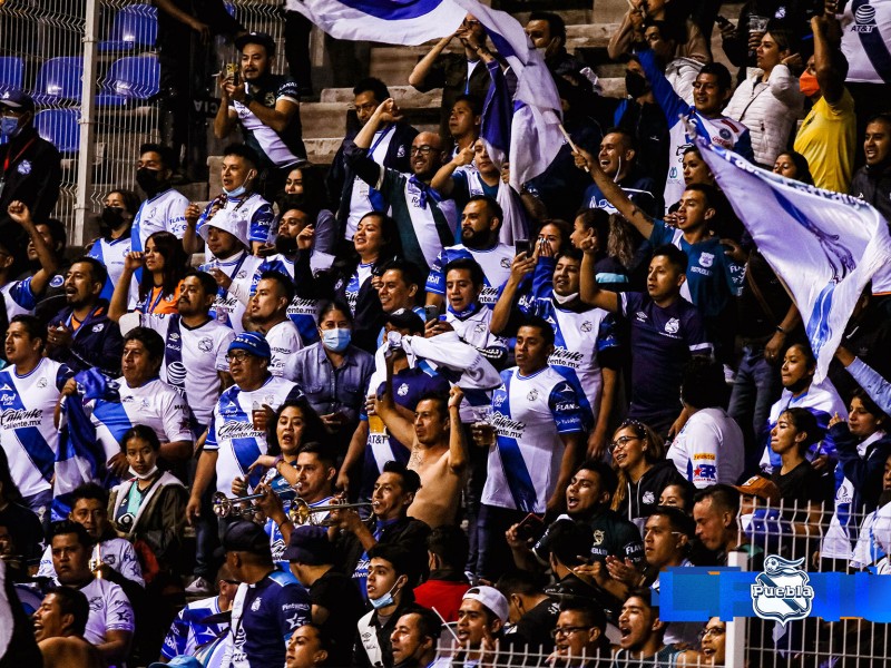 Club Puebla desmiente reutilizar vasos de cerveza en el Estadio