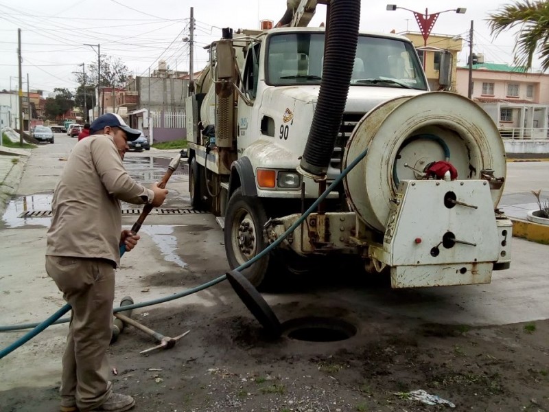 CMAS limpia y desazolva alcantarillas de Xalapa