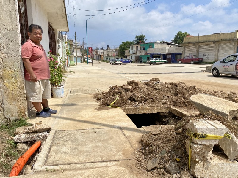 CMAS reparó fuga pero abandonó peligrosa banqueta en esta colonia